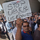 Ilustración para el artículo titulado Coches volcados y carreteras ardiendo: los taxistas de París contra Uber